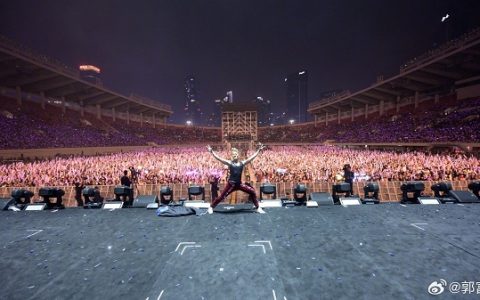 郭富城广州演唱会再现“舞台王者”风采，现场万人共舞大合唱！