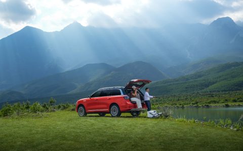 鸿蒙智行星光之夜，问界M9大五座引领豪华智能汽车新潮流