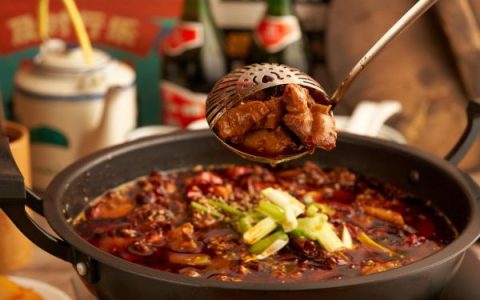 石小路烧鸡公，一个从地域特色到市井美食的新星