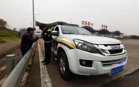 九旬老人误入高速公路 执法人员助其寻回家人
