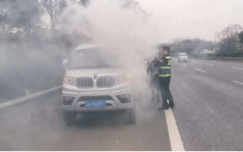 小货车突发自燃，执法人员紧急帮助减少损失
