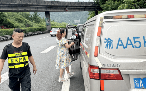 涪陵区华岩应急救援队与彭婆婆食品公司员工善举暖人心