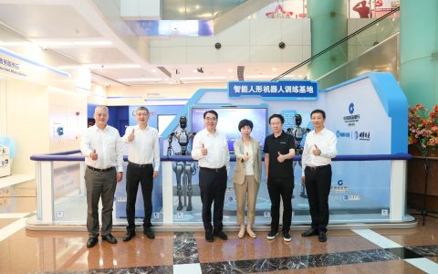 人形机器人“上岗”银行!建行打造未来金融服务新生态