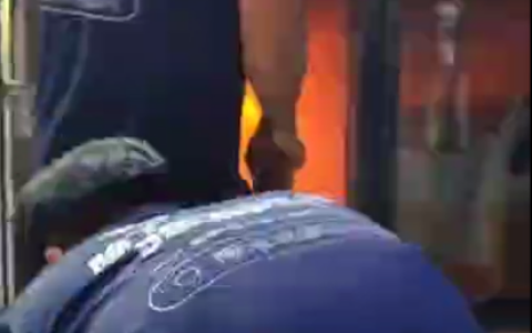 “火灾无情，人有情！”啄木鸟家庭维修工程师迅速处置突发火情