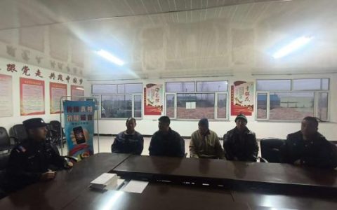 祥顺派出所民警来到向阳村村委组织开展打谣研讨会