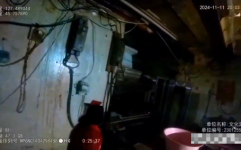 商铺着火无人看管 民警扑救化解险情