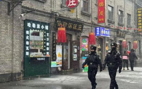 风雪中 最美“雪警”护平安