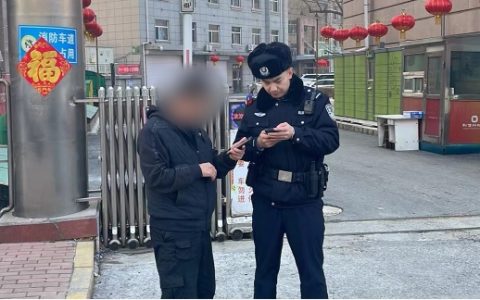 民警巡逻中捡到手机并迅速归还失主