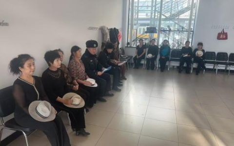 前进派出所民辅警走进老年大学开展了一场别开生面的打击网络谣言老年联谊座谈会