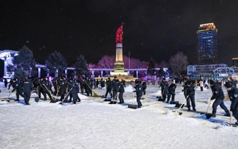 冰城公安： 吹响扫雪“集结号” 沐雪守护进行时
