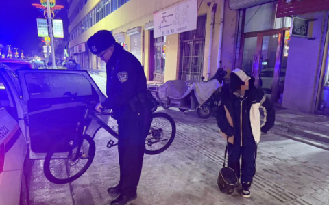 雪天里的温暖守护 民警救助摔倒学生
