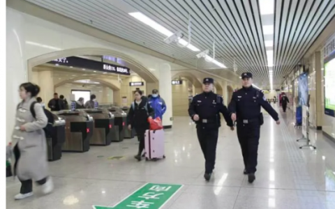 冰城公安：警徽闪耀地铁站区  守护出行的每一步安宁