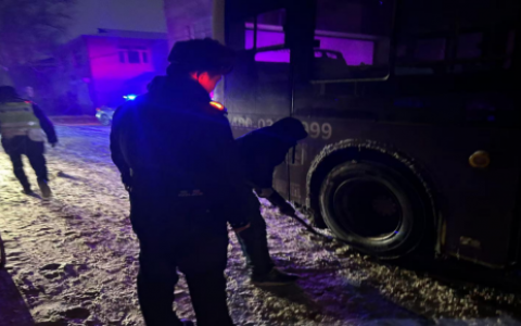 公交深陷雪坑 民警疏导救援两不误