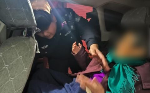 民警暖心救助走失老人警民携手传递温情