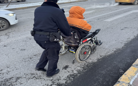 民警温情救助 寒风中为轮椅老人解困