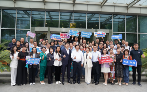 AI赋能｜ 2025“人工智能+行动”大讲坛在上海圆满成功