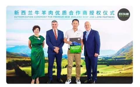 重磅握手！飞熊领鲜董事长李祥受邀参加新西兰红肉原产地品牌全新发布仪式，荣获新西兰总理亲授战略合作渠道商