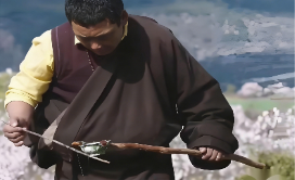 藏医执着于尝尿看诊的背后，是传承千年的智慧与仁心