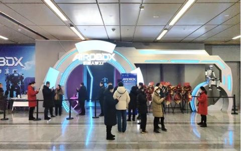 硅基伙伴闹新春！杭州机器人梦工厂成春节顶流打卡地