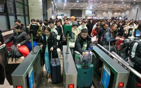 城市观察·不一样的春运｜回家的行囊里，装的都是啥？