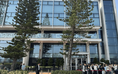 香港大埔宏福苑火灾致168人遇难，首场听证会举行，起火原因初步锁定为烟头：有身穿黄色带有“宏业”等字样T恤的工人抽烟