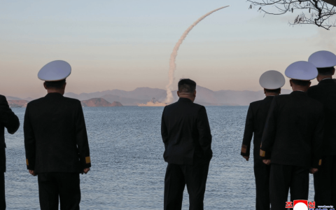 朝鲜“崔贤”号驱逐舰进行武器系统试验，试射2枚战略巡航导弹和3枚反舰导弹，金正恩现场观摩