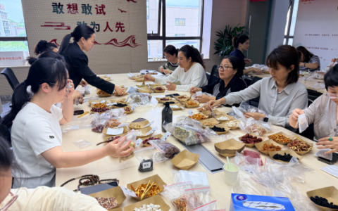 平安产险金华中心支公司开展“感恩母爱 温情同行”母亲节主题活动