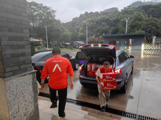 风雨中传递温暖 平安产险金华中心支公司暖心服务转移安置群众