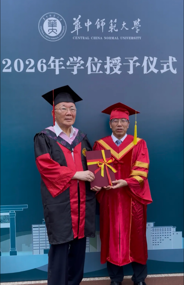 陆宏广博士获得17个硕士和博士学位打破世界纪录
